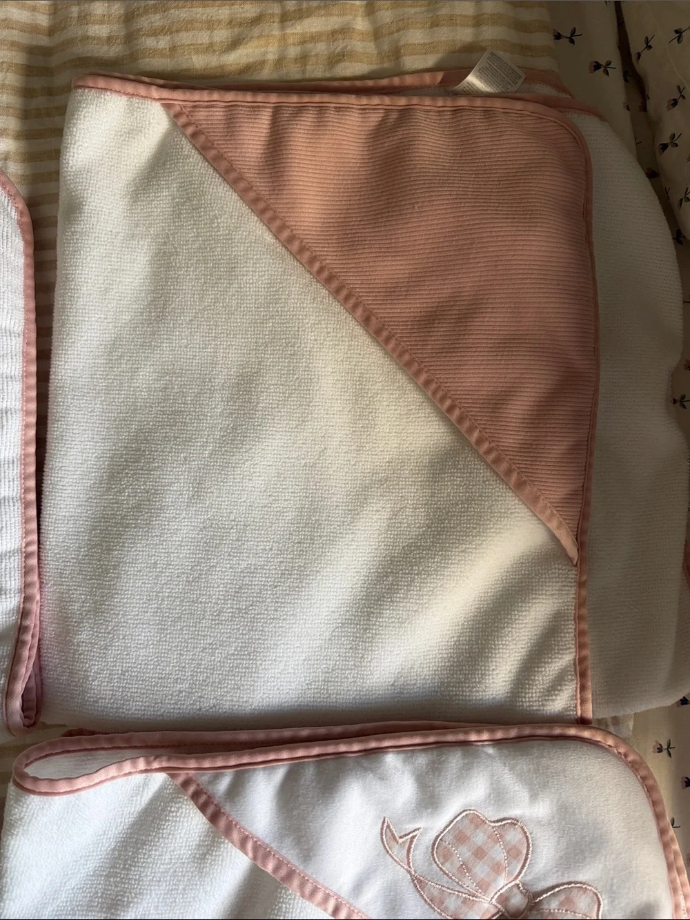 Snug Baby Hooded Towels & Washcloth Set in Soft Pink Trim
